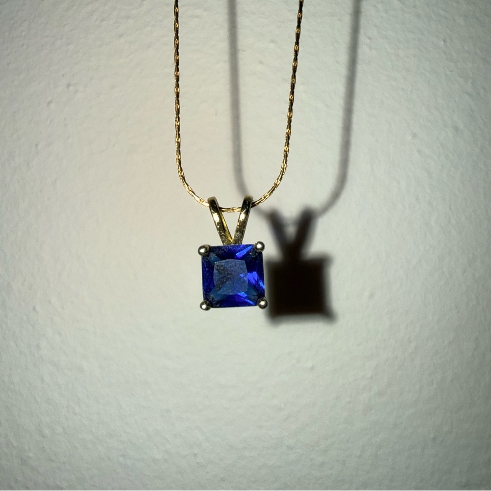 Elegant Gold and Sapphire Pendant Necklace
